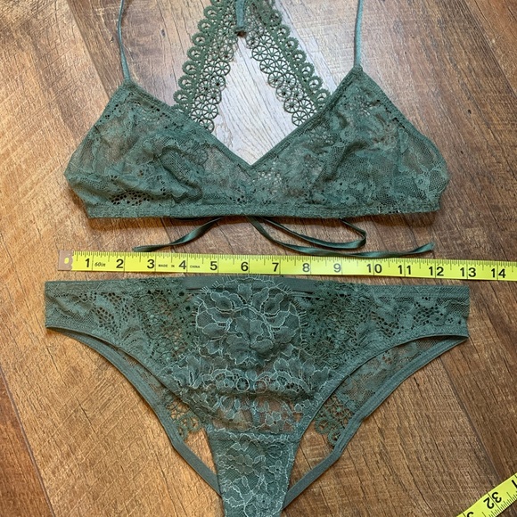 NWOT VS unlined lace bralette & matching panty - Picture 4 of 16